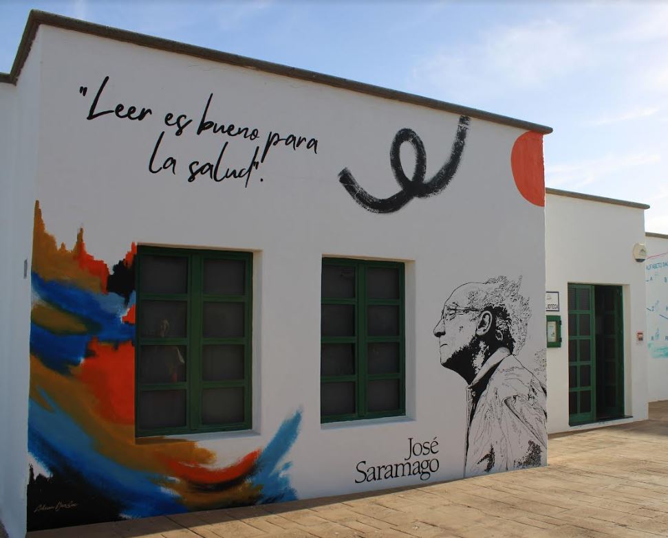 Tías inaugura un mural con José Saramago que invita a leer en la Biblioteca Municipal 